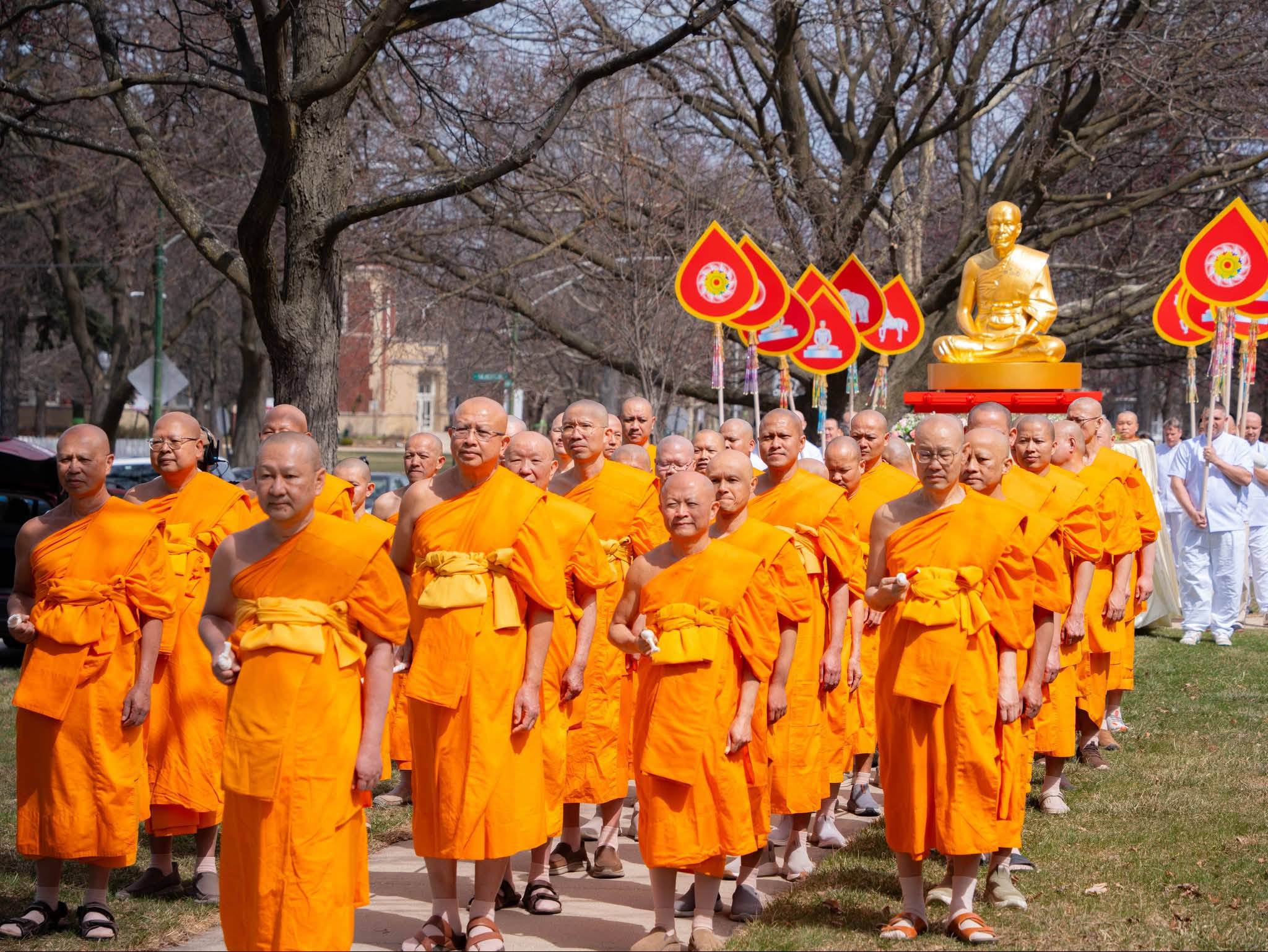 Monks carrying on the tradition of Phramongkolthepmuni