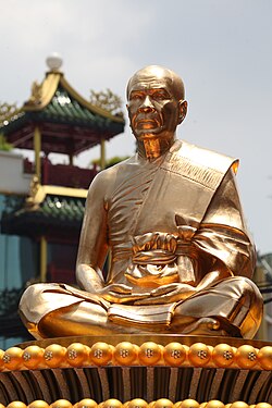 Golden image of Luang Pu Sodh Candasaro depicting the Dhammakaya meditation posture